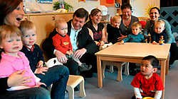 Coördinator Charlotte Cosyns, schepen Patrick De Smedt, kinderopvangbegeleiders Evi Van Impe en Sonja Van Temsche en begeleider-helper Alissa Arzadi tussen de kindjes in de Oogappel.Carol Verstraete<br>
