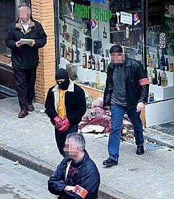 Een beeld van de reconstructie van de roofmoord in 2003 op de uitbater van een nachtwinkel in de Kammenstraat. Bayram Ozturk, die vorig al bij verstek werd veroordeeld en maandag op het assisenproces wordt verwacht maar spoorloos is, zou daarbij het wapen