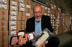 Opperdeken<br> Eli De Rijck: <br>'Het maakt me vrolijk dat er een paar honderd gezinnen zijn die deze week lekkernijen proeven die ze anders niet kunnen betalen.' Frederiek <br>Vande Velde