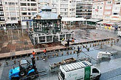 Op het Wapenplein is de opbouw gestart van de ijspiste. Peter Maenhoudt<br>