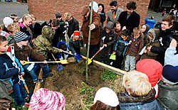 De kinderen deden allemaal enthousiast mee om de vredesboom te planten.Hendrik De Rycke