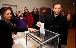 Ex-kandidaat-voorzitter Benoît Hamon (r.) riep zijn aanhang op te stemmen voor Martine Aubry.reuters<br>