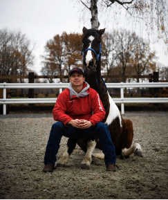 Ivan Peeters maakt zich sterk dat hij een paard zowat alles kan laten doen. Mine Dalemans<br>
