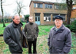 Drie gelukkige gezichten nadat minister Van Mechelen het beschermingsbesluit in Nijlen kwam afgeven. V.l.n.r.: Walter Caethoven van heemkring De Poemp, historicus Hypoliet Buts en coördinator Jeroen Janssens. Eddy Van Ranst<br>