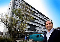 Directeur Johan Deylgat van de bouwmaatschappij Eigen Gift, Eigen Hulp bij het gerenoveerde flatgebouw De Hoeve aan het Rodekruisplein. Patrick Holderbeke