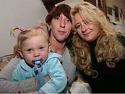 Tonia Meysmans (midden) is wat blij dat haar vriendin Sandra haar opving.Eddy Van Ranst<br>