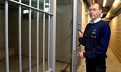 De cellen in Mollem zijn ruim genoeg om 'snachts en in het weekend ook de arrestanten uit de naburige zones op te vangen.Yvan De Saedeleer