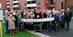De senioren van De Maretak aan de belbushalte die binnenkort wordt opgedoekt.Eddy Vuylsteke<br>