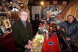 Denise Vervaeke, de oudste cafébazin van Moen en omgeving, tapt pintjes die maar 1 euro kosten.<br> Patrick Holderbeke