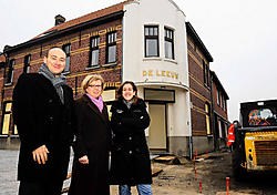 Burgemeester Henk Heyerick (CD&V/N-VA), schepen van Cultuur Catherine <br>De Smet (CD&V/N-VA) en diensthoofd Cultuur Stefanie Colpaert voor Huis De Leeuw: 'Het betere werk zal hier volop kans krijgen.'<br> Florian Van Eenoo
