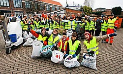 De 34 leerlingen van basisschool 't Villegastje maakten erg enthousiast hun schoolomgeving opnieuw proper.Koen Merens