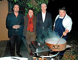 Dirk Selis samen met Stijn Vanormelingen, Buscemi en Alain Coninx: 'Een barbecue creëert intimiteit.' Gert Devocht