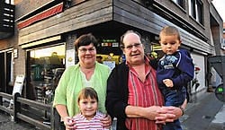 Arlette Moreels en Luc Vuyge en kleinkinderen Marie-Laure en Luca: 'Dankzij onze goeie, vaste klanten kunnen we nu stoppen.' <br> Guy Van Den Bossche