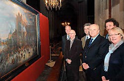 De schenkers en leden van de kerkfabriek bekijken het schilderij over de brand in de Sint-Salvatorskerk. Michel Vanneuville<br>