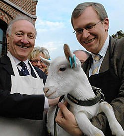 Een van de hoogtepunten uit de carrière van burgemeester Ignace Dereeper was toen hij in mei 2005 Yves Leterme een schattig geitje mocht overhandigen. Peter Maenhoudt