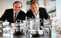Vader Maurits en zoon Christophe Demeyere zijn al de derde en de vierde generatie aan het roer van <br>het vermaarde kookpotten-<br>bedrijf Demeyere. Demeyere