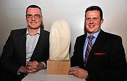 Bedrijfsleider Xavier Ramon (rechts) kreeg de Gouden Lasso van De jonge cowboys uit het Texas van Vlaanderen. Ingelmunsternaar Kurt Declerck (36) van BCV Works (links) werd tweede.<br>Patrick Holderbeke