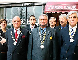 Het bestuur van de oud-leerlingen vereniging is trots op de onderscheiding. Peter Maenhoudt<br>