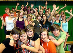 Vooraan Jilka Lauweryns, Jolien Janssens, Shana De Jaegher, Leni Demeule-<br>meester en Jens Demeule-<br>meester: 'Met de steun van het publiek bewijzen <br>we ons opnieuw.'