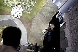 Met aan elkaar geknoopte gordijnen probeert een gegijzelde te ontsnappen uit het Taj Mahal Hotel.afp<br>