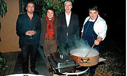 Dirk Selis (r.) samen met Stijn Vanormelingen, Buscemi en Alain Coninx: 'Een barbecue creëert intimiteit.' Gert Devocht