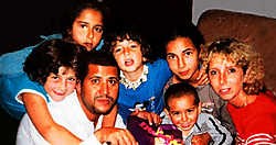 Gezinsfoto van Bouchaïb Moqadem en Geneviève Lhermitte met hun vijf kinderen. Bernard Demoulin<br>