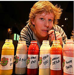Dagelijks drinken de presentatoren elk drie liter sapjes van Zest Juices. Wij probeerden het ook eens uit. Frederiek Vande Velde
