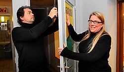 Filip Zaman en Isabelle Van Kruyssen herstellen de deur na de drieste inbraak in de tennisclub.Luc Verstraeten