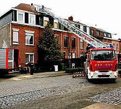 De brandweer evacueerde uit voorzorg de bewoners van vier huizen in de Brasschaatse Gezondheidslei.Koen Fasseur