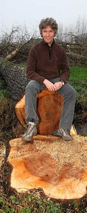 Carlos Bonamie vindt het niet kunnen dat bomen willekeurig gerooid worden, zonder dat er nieuwe exemplaren geplant worden. mm<br>