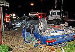 De wagen vloog over de geparkeerde auto van de bewoners en kwam op zijn dak in de voortuin terecht. Isabelle Vanhassel<br>
