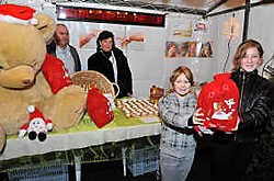 De nichtjes Chloë Coppejans en Renée Verbeure vonden een leuke turnzak op de kerstmarkt. Frank Meurisse