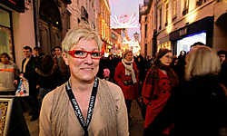 Marianne Cloet had het tijdens de tweede koopzondag erg druk. In de Veldstraat was het over de koppen lopen. Frederiek Vande Velde<br>