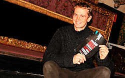 Hans Lambrechts luistert het Amazing Xmas Jazz Concert op.<br>Inge Van den Heuvel