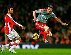 Liverpool-spits Robbie Keane (r) maakte een schitterend doelpunt in de topper tegen Arsenal. De Spaanse middenvelder Cesc Fabregas (l) kon zijn stempel niet drukken en viel geblesseerd uit.ap<br>