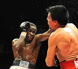 Sugar Jackson gooide zaterdag meer dan één bom naar Carlos Baldomir, maar de Argentijn weigerde neer te gaan. Toch won Jackson nipt. photo news<br>