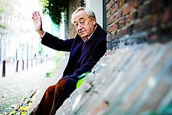 Cees Nooteboom wuift het jaar uit waarin hij 75 werd.Allard de Witte<br>