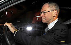 Herman Van Rompuy (CD&V) verlaat het paleis nadat hij de formatieopdracht aanvaard heeft.reuters<br>