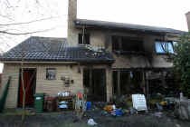 De woning in Berlare werd zwaar beschadigd. Bewoonster Diane Van Steendam (foto linksboven) verkeert in kritieke toestand.