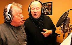 Johnny Nonclercq en Willy 'den Dave' Goossens zingen samen de tekst in van hun versie van 'De brug van Willebroek'.Eddy Van Ranst