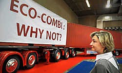 Minister Hilde Crevits monstert een 'monstertruck' op het autosalon. Eric de Mildt<br>