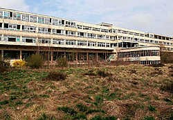 Het voormalige sanatorium staat al twintig jaar te verkommeren, maar het zou een rust- en verzorgingstehuis worden in de toekomst.Koen Merens