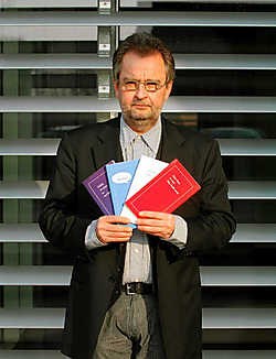 Marc Pairon: 'Ik schrijf over menselijke onderwerpen, in een eenvoudige taal. De krantenwinkel is dus een interessant distributiepunt.'Pol De Wilde<br>