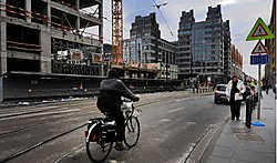 Aan het Zuidstation rijst een nieuwe toren op. De laatste bewoners drongen aan op een pleintje. Herman Ricour<br>