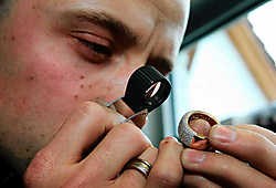 Een ring met 13 briljanten staat centraal in het kunstwerkje. 'Ik heb er met hart en ziel aan gewerkt. Mijn liefde voor mijn beroep ligt er volledig in vervat.' Hendrik De Rycke<br>