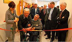 Fons Bergmans (met de schaar) en Lambert Raeymaekers mochten als werknemers met de langste staat van dienst de nieuwe Beschutte Werkplaats officieel openen. Rudy De Saedeleir<br>