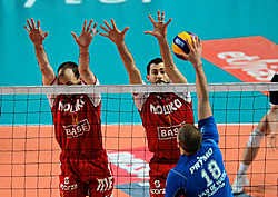 Wiebel en Aranha van Maaseik proberen Simovski af te stoppen. De landskampioen kon pas in de tiebreak de beslissing forceren.vdb<br>