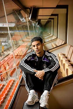 Mbark Boussoufa: 'Je moet nu en dan uit het voetbalwereldje stappen en normale dingen doen. Want ook als duur betaalde voetballer blijf je maar een gewone mens.'Jimmy Kets