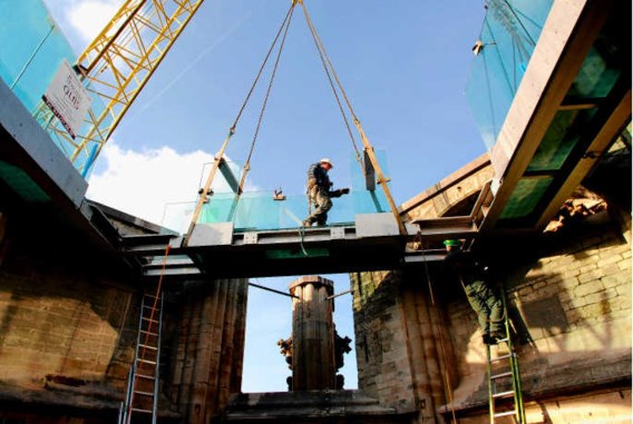 De skywalk op de Sint-Romboutstoren is een waar bouwkundig hoogstandje. Pol De Wilde
