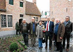 De eerste kangoeroewoning werd officieel geopend in aanwezigheid van OCMW-voorzitter Frank Vandevoorde (met rode das). <br>Michel Vanneuville